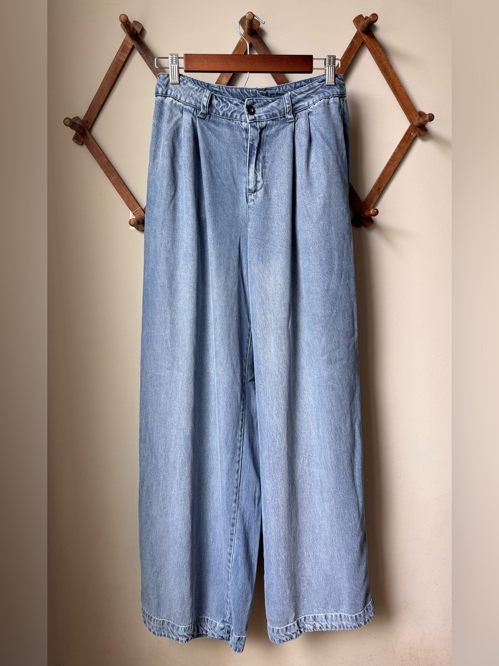 Elie Tahari High Rise Wide Leg Pleated Lightweight Denim Jeans Light Wash EUC 28